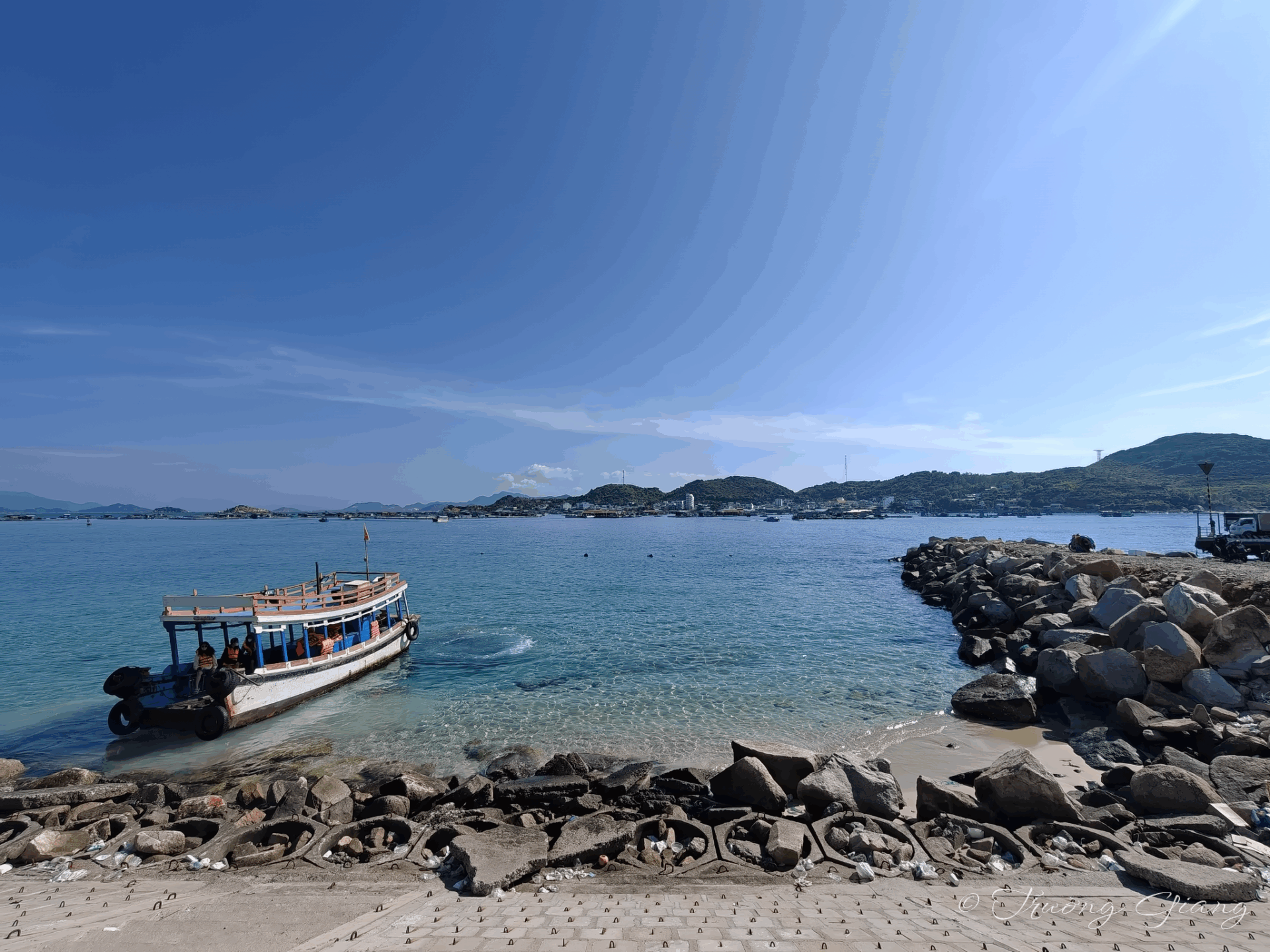 Bến tàu ra đảo Bình Hưng